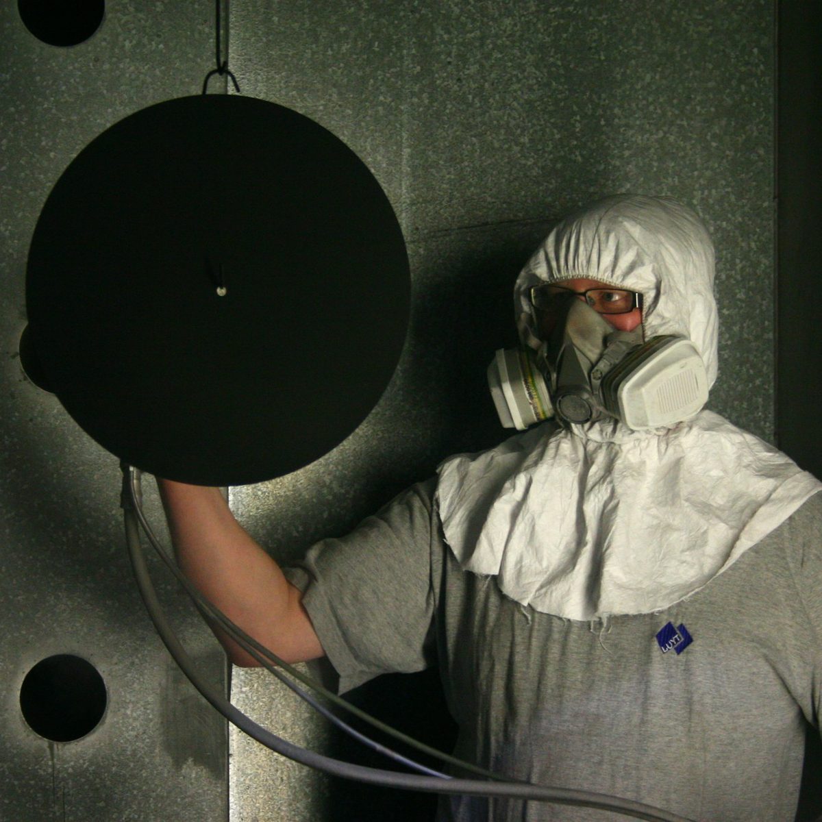 Powder spraying inside the coating booth