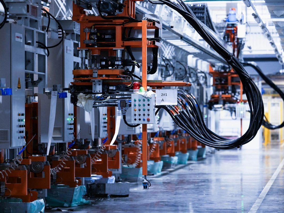 Equipment assembly and technical cabinet